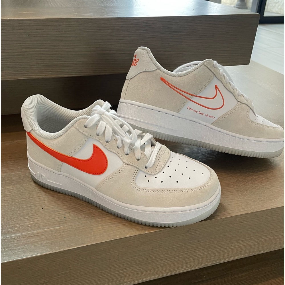 Nike Women’s Air Force 1 ‘07 SE ‘First Use Cream’ size 7.5 in White/Orange